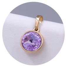 Кулон XР. Позолота 18К. Камені: Swarovski ніжно-фіолетового кольору. Довжина: 17 мм. Ширина: 10 мм.