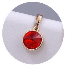 Кулон XР. Позолота 18К. Камені: Swarovski червоного кольору. Довжина: 17 мм. Ширина: 10 мм.