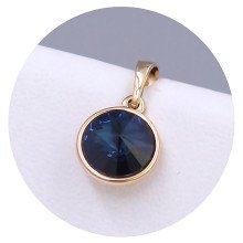 Кулон XР. Позолота 18К. Камені: Swarovski темно-синього кольору. Довжина: 17 мм. Ширина: 10 мм.
