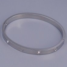 Жорсткий браслет Stainless Steel. Сталь. Родій. Камені: білий циркон. Діаметр: 65 мм