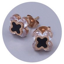 Сережки-гвоздики Stainless Steel із чорною емаллю. Сталь. Позолота ЧВ. Камені: білий циркон. Довжина: 17 мм. Ширина: 9 мм.