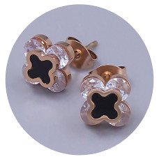 Сережки-гвоздики Stainless Steel із чорною емаллю. Сталь. Позолота ЧВ. Камені: білий циркон. Довжина: 17 мм. Ширина: 9 мм.