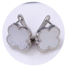Сережки Stainless Steel з білою емаллю. Сталь. Родій. Довжина: 15 мм. Ширина: 14 мм.
