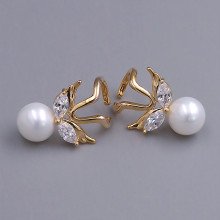 Сережки-кафи XР з перлами. Позолота 18К. Камені: білий циркон. Довжина: 19 мм. Ширина: 14 мм.