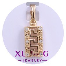 Кулон XР. Мед. золото 18К. Камені білого кольору. Довжина: 22 мм. Ширина: 8 мм.