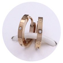 Сережки Stainless Steel. Сталь. Під золото ЧВ. Камені білого кольору. Діаметр: 13 мм. Ширина: 2 мм.
