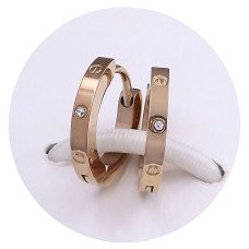 Сережки Stainless Steel. Сталь. Під золото ЧВ. Камені білого кольору. Діаметр: 13 мм. Ширина: 2 мм.