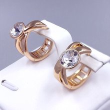 Сережки XР зі Swarovski білого кольору. Мед. золото 18К. Діаметр: 15 мм. Ширина: 8 мм.