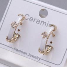Сережки ХР. Мед. золото 18К + біла кераміка. Камені білого кольору. Довжина: 19 мм. Ширина: 4 мм.