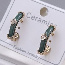 Сережки ХР. Мед. золото 18К + зелена кераміка. Камені білого кольору. Довжина: 19 мм. Ширина: 4 мм.
