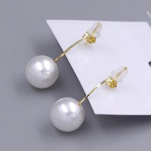 Сережки FJ. Під золото лимонний відтінок. Камені білого кольору. Довжина: 28 мм. Ширина: 10 мм.